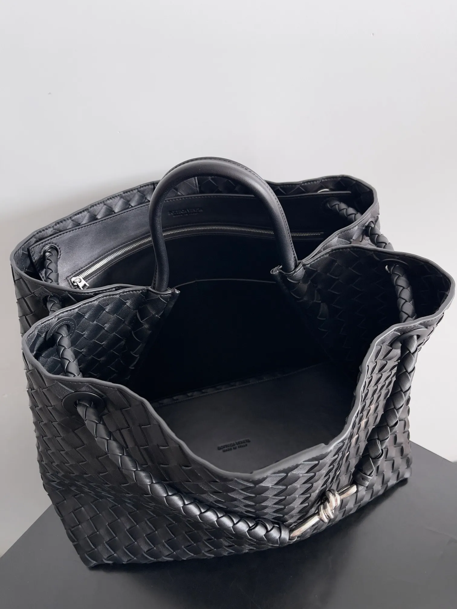 Batch 3760 Recently, the same style of bag that celebrities love is both high-end and practical. Michelle Yeoh, Kim Namjoon, Jing Boran, Tong Liya, Sun Qian, Wu Qianyu, Du Juan, Ma Yili and Bai Baihe are all carrying Bottega Veneta summer series Andiamo handbags. Andiamo has a simple structure and rounded lines. The whole piece is made of Nappa leather. It is comfortable, soft and dynamic. It adds interest to daily life and can be easily matched with various styles. Andiamo handbags are available in three sizes: small, medium and large. There are many colors to choose from, which can meet different needs. You can really carry it whether it is daily or attending events. Style number: 743575 Size: 45*22*34cm